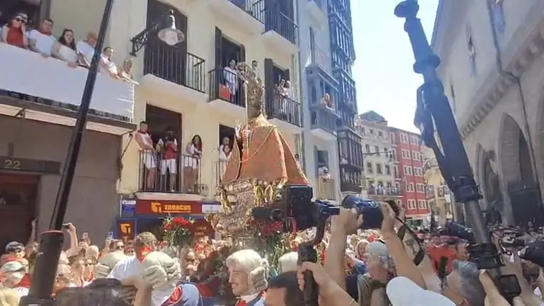 Momento del "Agur Jaunak" ante San Ferm&iacute;n en la calle Mayor de Pamplona