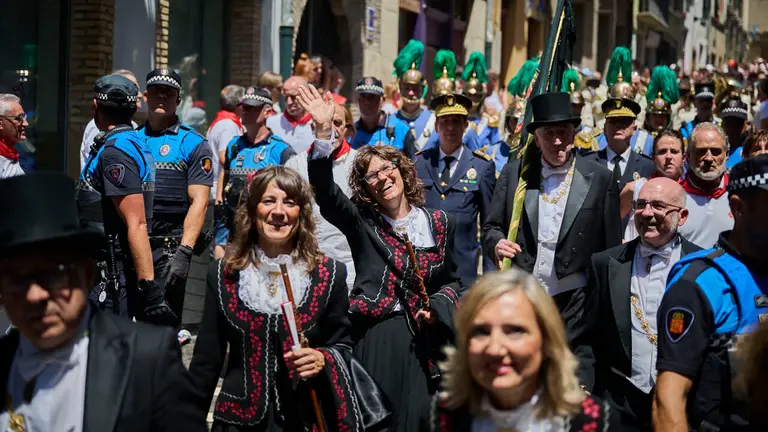 La Corporaci&oacute;n Municipal acompa&ntilde;a al Cabildo a la Catedral tras la procesi&oacute;n de San Ferm&iacute;n 2026. PABLO LASAOSA