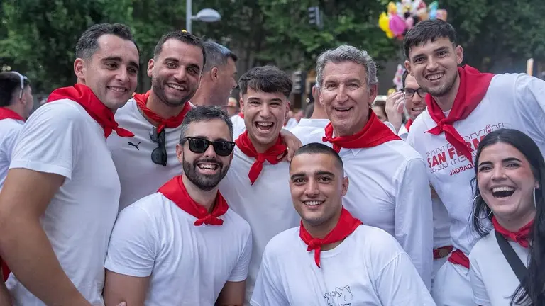 Alberto N&uacute;&ntilde;ez Feij&oacute;o, junto a dirigentes del PP de Navarra y de UPN, durante su visita a Pamplona en San Ferm&iacute;n. DIEGO PUERTA