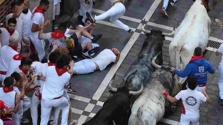 Los toros de la ganader&iacute;a gaditana de Cebada Gago a su paso por el primer tramo de la calle de la Estafeta en el segundo encierro de los Sanfermines 2026, este mi&eacute;rcoles en Pamplona. EFE/J.P. Urdiroz