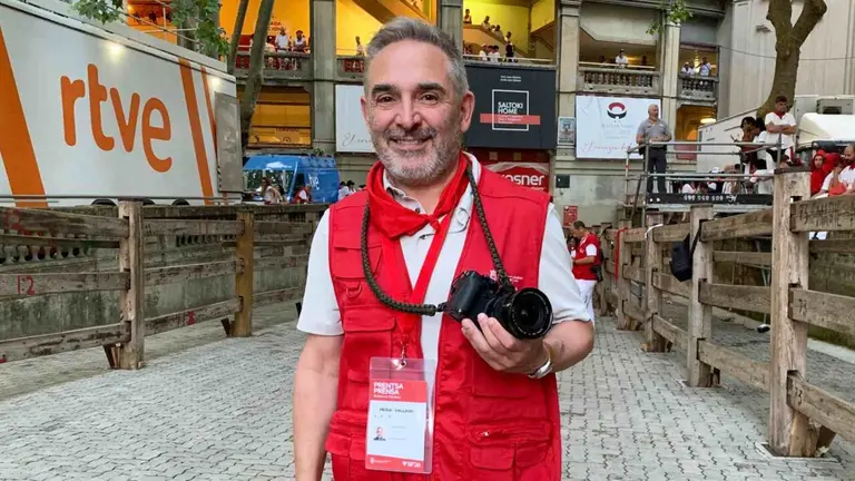 Juan Buhler en el tramo del callej&oacute;n con su c&aacute;mara de fotos. Navarra.com