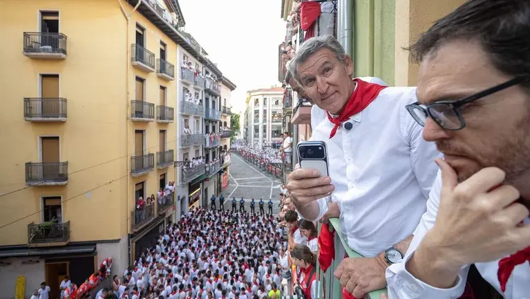 El presidente del PP, Alberto N&uacute;&ntilde;ez Feij&oacute;o, asiste al Baile de la Alpargata, acompa&ntilde;ado por el presidente del PPN, Javier Garc&iacute;a y donde ha conversado con la presidenta de UPN, Cristina Ibarrola, y el portavoz parlamentario, Javier Esparza. CEDIDA