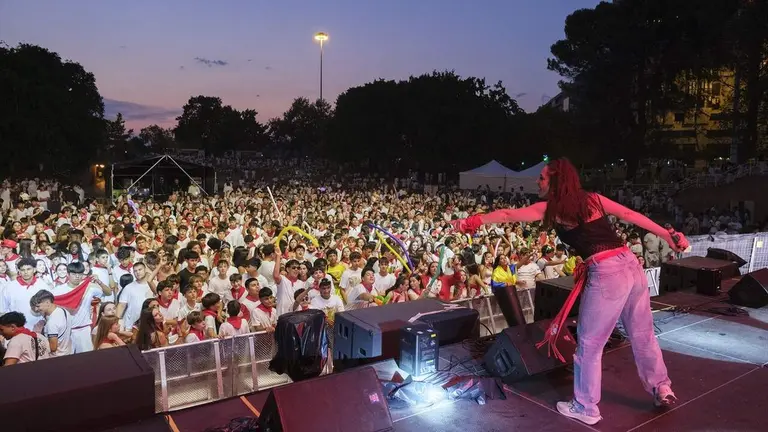 Concierto en la Zona Joven de la plaza de los Fueros durante las fiestas de San Ferm&iacute;n. AYUNTAMIENTO DE PAMPLONA