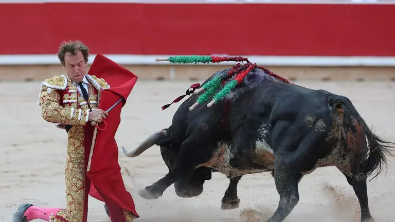 El torero Rom&aacute;n durante la lidia a su segundo toro de la tarde en la cuarta de abono de la Feria del Toro de los Sanfermines 2026 con toros de la ganader&iacute;a gaditana de Cebada Gago y en la que comparte cartel con los matadores David Galv&aacute;n y Manuel Diosleguarde. EFE/ J. P. Urd&iacute;roz
