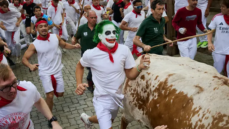 Tercer encierro de las fiestas de San Ferm&iacute;n 2026 con toros de Victoriano del R&iacute;o en la bajada al callej&oacute;n. PABLO LASAOSA