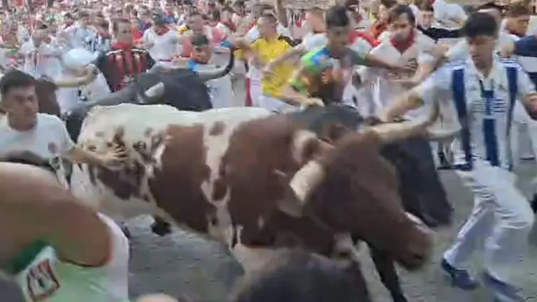 Captura del v&iacute;deo del encierro de los toros de Victoriano del R&iacute;o, bajando el callej&oacute;n