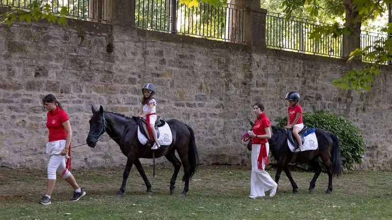 Imagen de unos ni&ntilde;os a caballo, durante el Kirolari Sport Kids, en la Media Luna de Pamplona. AYUNTAMIENTO DE PAMPLONA