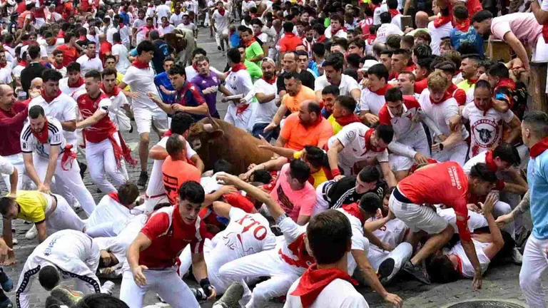 Varios mozos caen tras ser embestidos por uno de los toros &Aacute;lvaro N&uacute;&ntilde;ez durante el cuarto encierro de los Sanfermines 2026 este viernes en Pamplona. EFE/Daniel Fern&aacute;ndez P&eacute;rez