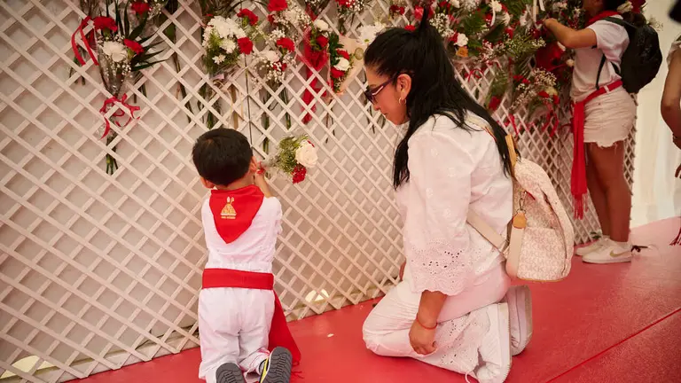 Ofrenda floral infantil a San Ferm&iacute;n durante las fiestas de 2026. PABLO LASAOSA