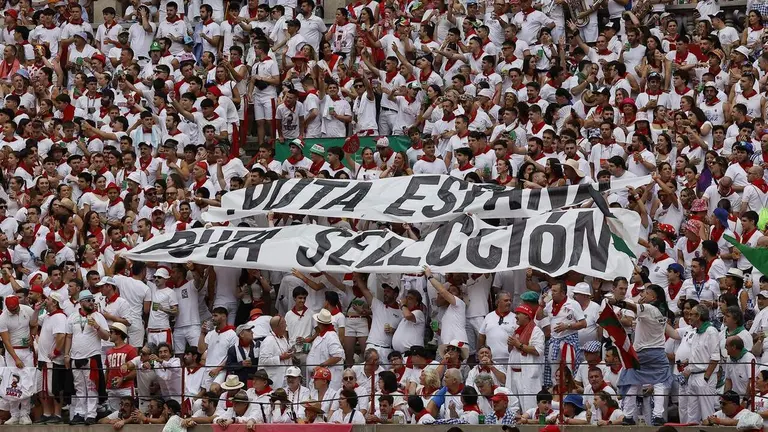 Parte del p&uacute;blico que asiste este viernes a la sexta de abono de la Feria del Toro de los Sanfermines 2026 ha coreado consignas y ha mostrado sendas pancartas en contra de la selecci&oacute;n espa&ntilde;ola de f&uacute;tbol, que disputa esta noche el partido de cuartos de final del Mundial de f&uacute;tbol contra B&eacute;lgica. EFE/ Villar L&oacute;pez
