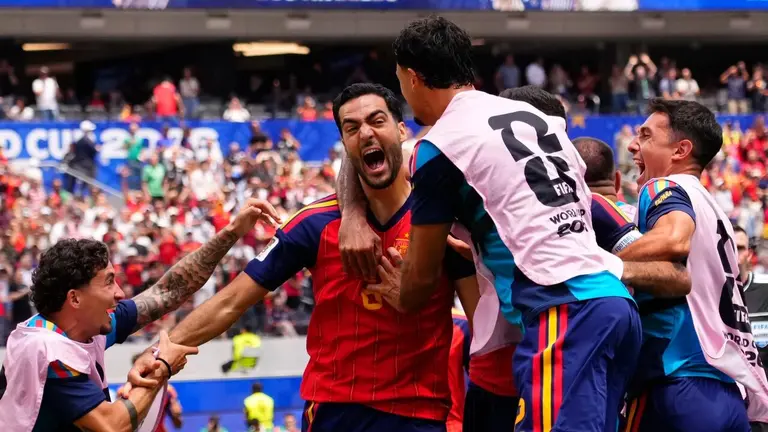 Mikel Merino celebra el gol ante B&eacute;lgica.