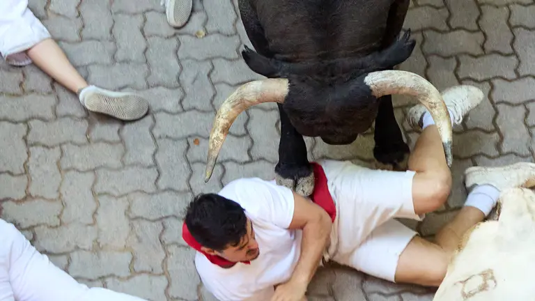 Quinto encierro de San Ferm&iacute;n 2026 con toros de la ganader&iacute;a de Jos&eacute; Escolar en el tramo de Telef&oacute;nica y el callej&oacute;n de entrada a la plaza. I&Ntilde;IGO ALZUGARAY