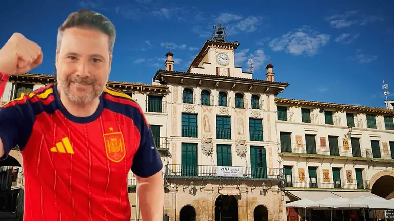 El alcalde de Tudela, ALejandro Toquero, con la camiseta de la Selecci&oacute;n Espa&ntilde;ola.