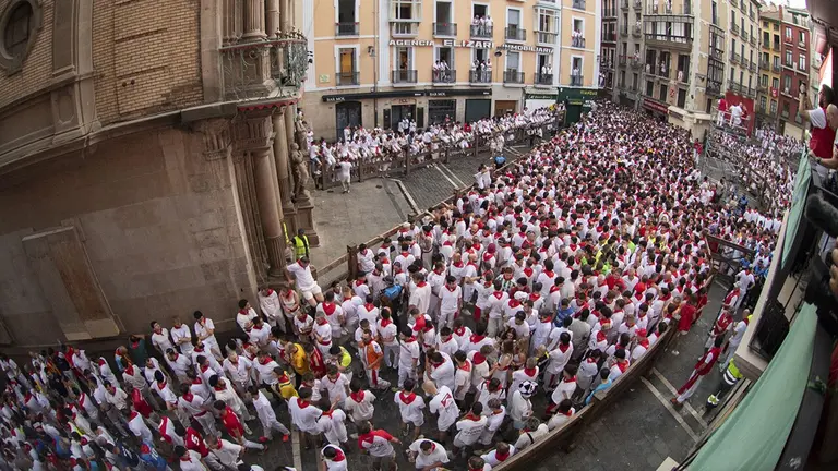 Vista del tramo de la Plaza del Ayuntamiento minutos antes del inicio del encierro. AYUNTAMIENTO DE PAMPLONA