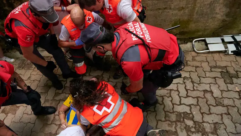 Sexto encierro de San Ferm&iacute;n con toros de La Palmosilla en la bajada al callej&oacute;n. IRANZU LARRASOA&Ntilde;A