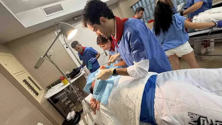 Atenciones a los heridos del sexto encierro en la enfermer&iacute;a de la plaza de toros dirigida por el doctor Hidalgo.