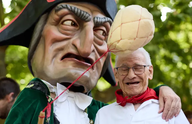 La Comparsa de Gigantes y Cabezudos visitan a los y las residentes de la Casa de la Misericordia de Pamplona durante las fiestas de San Ferm&iacute;n 2026. I&Ntilde;IGO ALZUGARAY