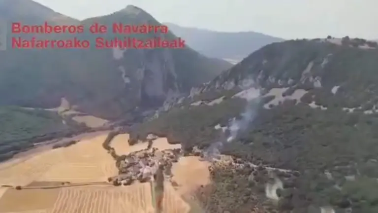Incendio muy cerca de la localidad navarra de Atondo. POLIC&Iacute;A FORAL.