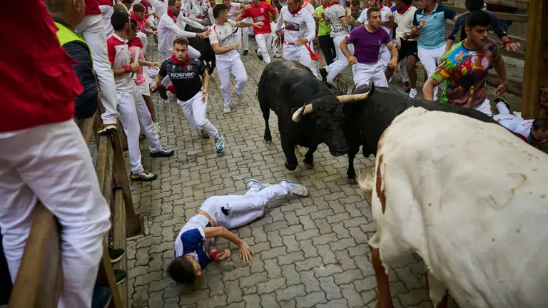 &Uacute;ltimo encierro de San Ferm&iacute;n 2026 con toros de Jandilla en la bajada al callej&oacute;n. PABLO LASAOSA