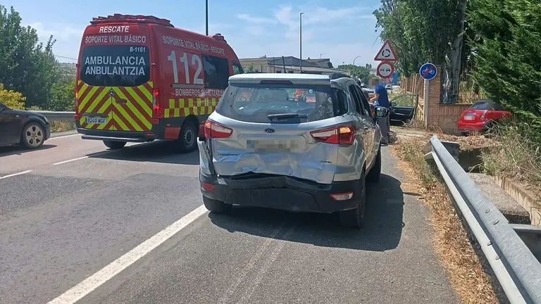 Vista de uno de los coches implicados en el choque de Peralta. BOMBEROS DE NAVARRA