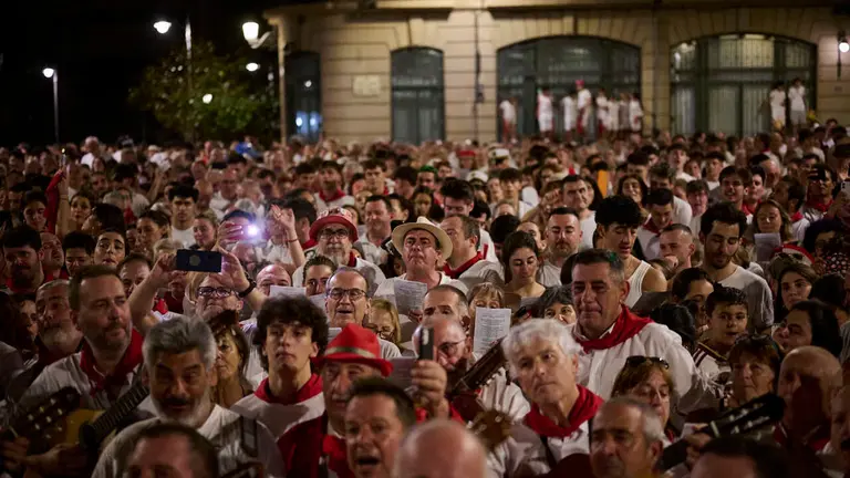 La Cofrad&iacute;a de San Saturnino ofrece el Pobre de Mi alternativo en honor al Guti. PABLO LASAOSA