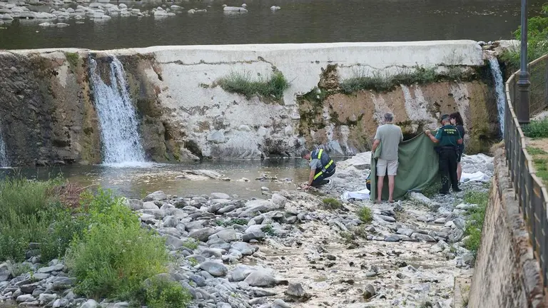 Una mujer y sus dos hijos menores de edad han fallecido este mi&eacute;rcoles ahogados en la presa de la localidad navarra de Roncal, una zona de ba&ntilde;o, en el r&iacute;o Esca. EFE/I&ntilde;aki Porto