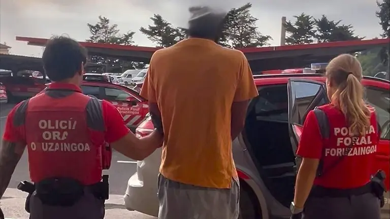 Imagen del traslado del detenido a los juzgados de Tafalla. POLIC&Iacute;A FORAL