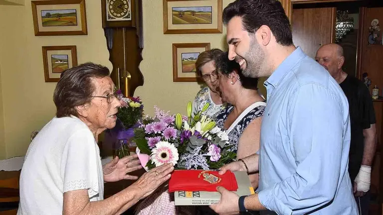 Carmen Rodrigo Navascu&eacute;s cumple 100 a&ntilde;os en Zizur Mayor rodeada de sus tres hijos, seis nietos y nueve biznietos.