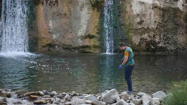 Una mujer y sus dos hijos menores de edad han fallecido este mi&eacute;rcoles ahogados en la presa de la localidad navarra de Roncal, una zona de ba&ntilde;o, en el r&iacute;o Esca. EFE/I&ntilde;aki Porto