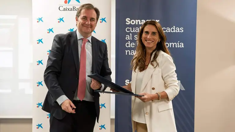 Pablo C&aacute;mara, de Sonagar, e Isabel Moreno, de CaixaBank. CEDIDA