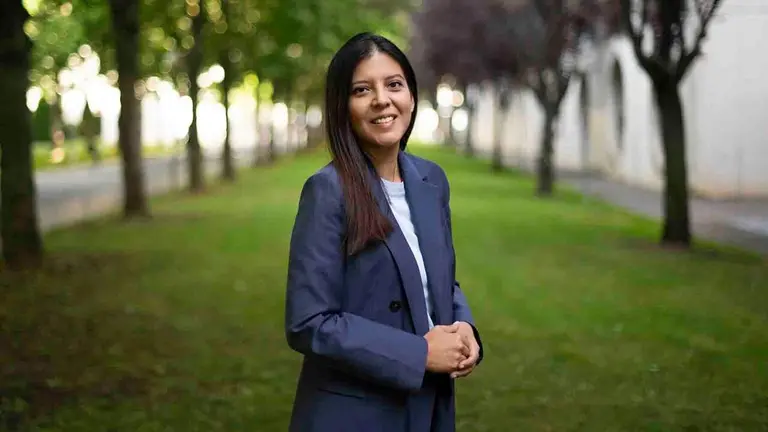 La ingeniera Alisson Garc&iacute;a aborda c&oacute;mo mejorar la etapa final del reparto desde el almac&eacute;n hasta la puerta del cliente, una de las fases m&aacute;s costosas e ineficientes de la cadena de distribuci&oacute;n. UPNA