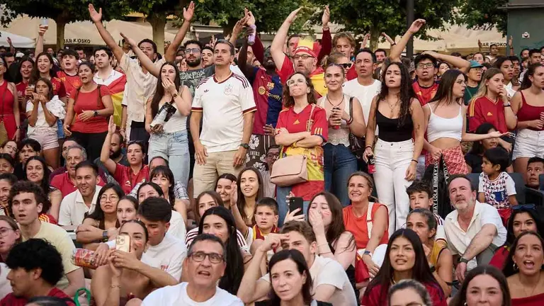 Aficionados de la selecci&oacute;n espa&ntilde;ola durante  la final del Mundial de f&uacute;tbol 2026, en la plaza del Castillo, a 19 de julio de 2026, en Pamplona, Navarra (Espa&ntilde;a). El delantero Nico Williams y el centrocampista Mikel Merino son naturales de Pamplona. El partido enfrenta a las selecciones de Espa&ntilde;a y Argentina en la final de la Copa del Mundo para ver qui&eacute;n se hace con el trofeo. El combinado espa&ntilde;ol enfrenta la segunda final de su historia, mientras que los argentinos repiten este a&ntilde;o tras disputar la final del Mundial de Qatar 2022, del que salieron campeones.

Eduardo Sanz / Europa Press
19/7/2026
