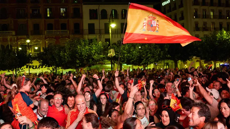 Seguimiento de la final del Mundial de f&uacute;tbol entre Espa&ntilde;a y Argentina en las pantallas gigantes instaladas en la Plaza del Castillo de Pamplona. I&Ntilde;IGO ALZUGARAY
