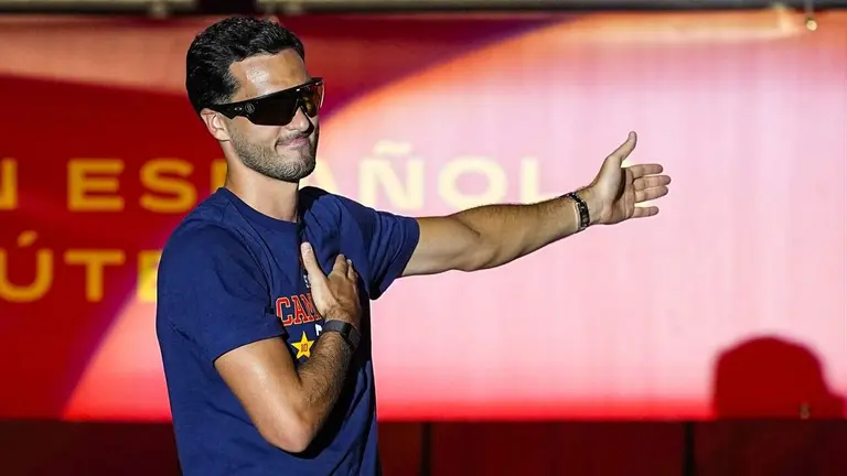 Mikel Merino en la celebraci&oacute;n ayer de la victoria espa&ntilde;ola en el Mundial. EUROPA PRESS