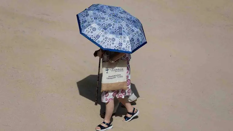 Personas afectadas por el calor pasean por Madrid R&iacute;o, a 21 de julio de 2026, en Madrid (Espa&ntilde;a). La Comunidad de Madrid ha activado el nivel 2 de "riesgo alto" por calor en la regi&oacute;n ante una previsi&oacute;n de la Agencia Estatal de Meteorolog&iacute;a (Aemet) para los pr&oacute;ximos d&iacute;as que apunta a temperaturas que superar&aacute;n los 39 grados en la jornada del mi&eacute;rcoles en el &aacute;rea Sur, Vegas y Oeste.

Eduardo Parra / Europa Press
21/7/2026