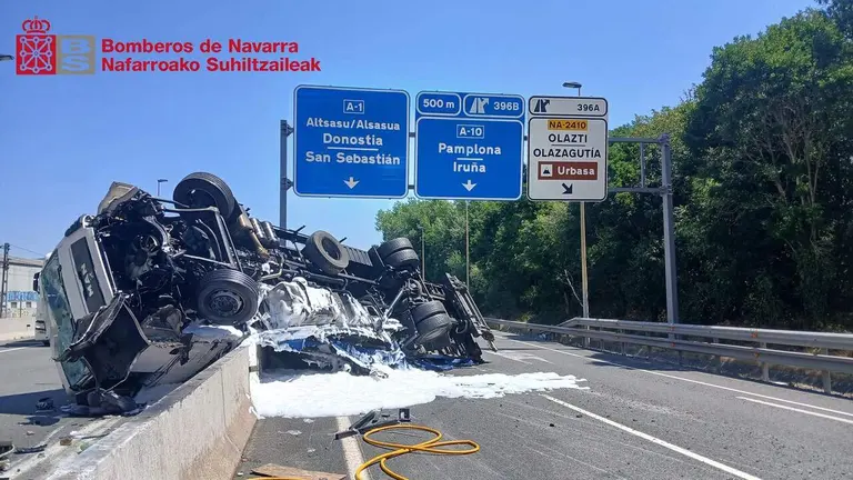 Imagen del cami&oacute;n volcado en la A-1. BOMBEROS DE NAVARRA