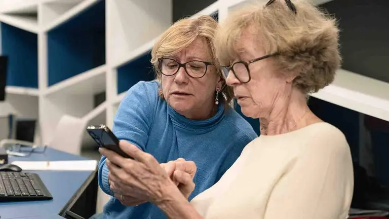 Competencias Digitales +60 ha formado a 21.987 mayores en 2.263 talleres para ayudarles a realizar tr&aacute;mites y usar herramientas digitales con autonom&iacute;a.