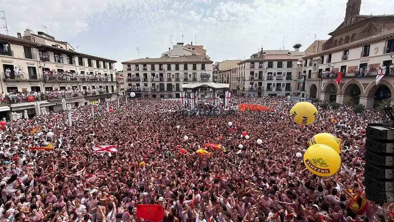 Tudela inicia sus fiestas al grito de "Pedro S&aacute;nchez, hijo de puta" y "Que viva Espa&ntilde;a" de Manolo Escobar. PABLO LASAOSA