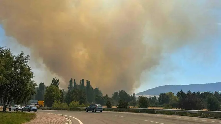 Incendio en Salinas de Pamplona: una gran columna de humo se ve desde toda la comarca.