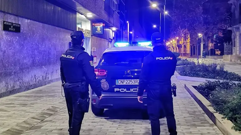 Imagen de dos polic&iacute;as nacionales en Pamplona. SUP NAVARRA