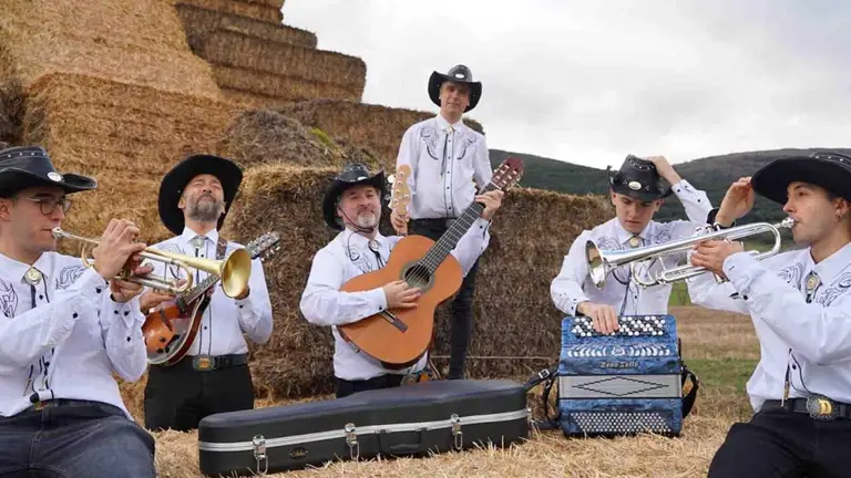 Destino Sonora, el grupo navarro que lleva la alegr&iacute;a mexicana de pueblo en pueblo.