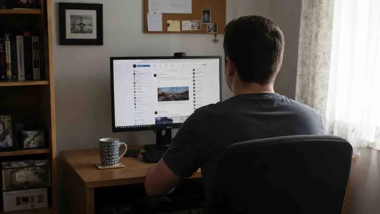 Un hombre revisa las redes sociales en un ordenador.