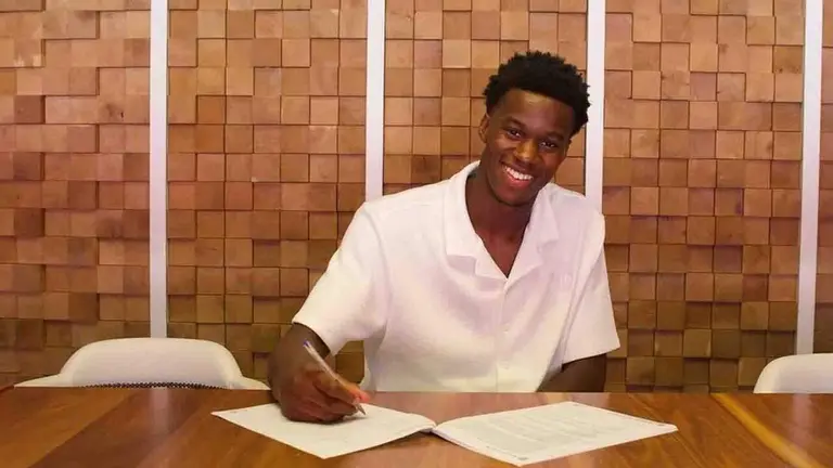 Darlington Osuchukwu, de 16 a&ntilde;os, jug&oacute; de ni&ntilde;o en el Gazte Berriak de Anso&aacute;in antes de ingresar en la cantera del Manchester United.