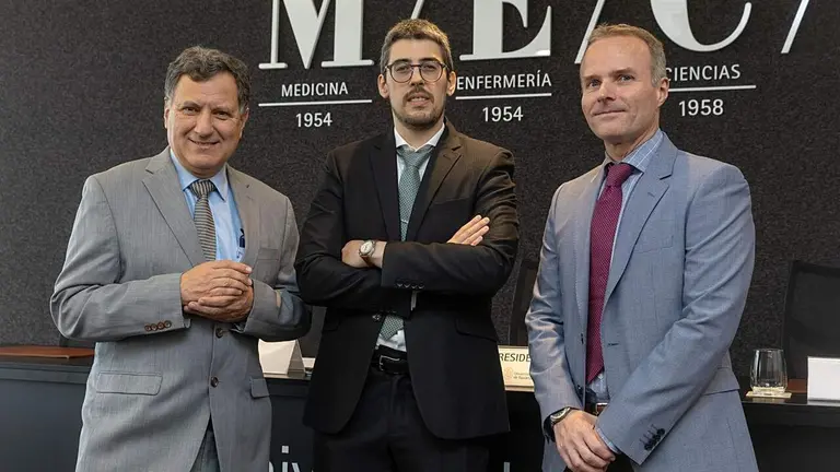 De izquierda a derecha, el inmun&oacute;logo Ignacio Melero y los pat&oacute;logos &Aacute;lvaro L&oacute;pez Janeiro y Carlos de Andrea, especialistas de la Cl&iacute;nica Universidad de Navarra.
