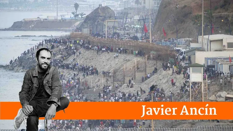 Inmigrantes traspasando la frontera de Ceuta. EUROPA PRESS