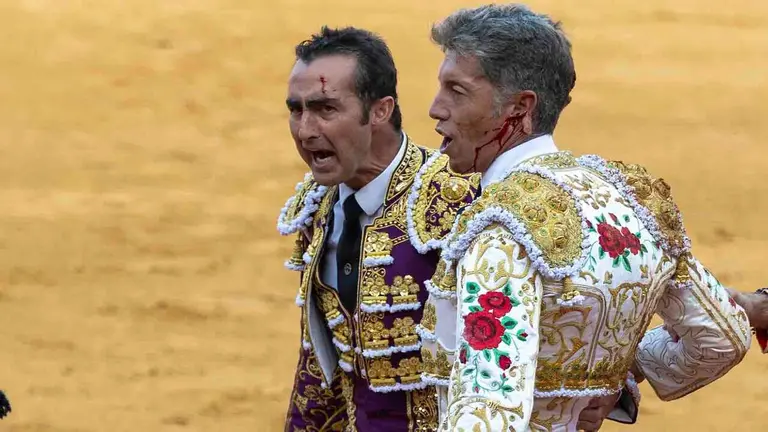 Los diestros 'El Fandi' (i) y Manuel Escribano durante la corrida de toros por las Fiestas Colombinas celebrada este viernes en la Plaza de la Merced de Huelva. EFE/ Alberto D&iacute;az