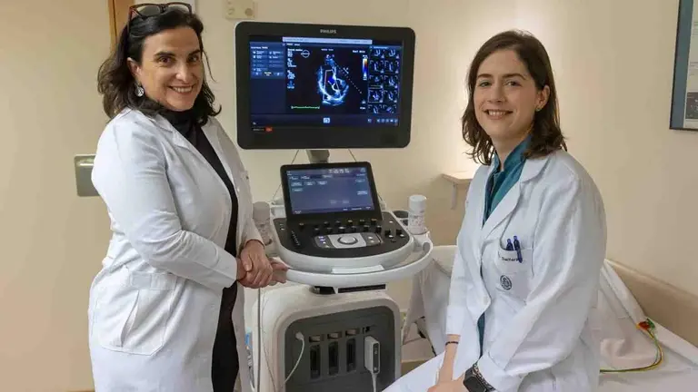A la izquierda, la Dra. Agnes D&iacute;az Dorronsoro, junto a la Dra. Nahikari Salterain, especialistas en Cardiolog&iacute;a de la Cl&iacute;nica Universidad de Navarra.