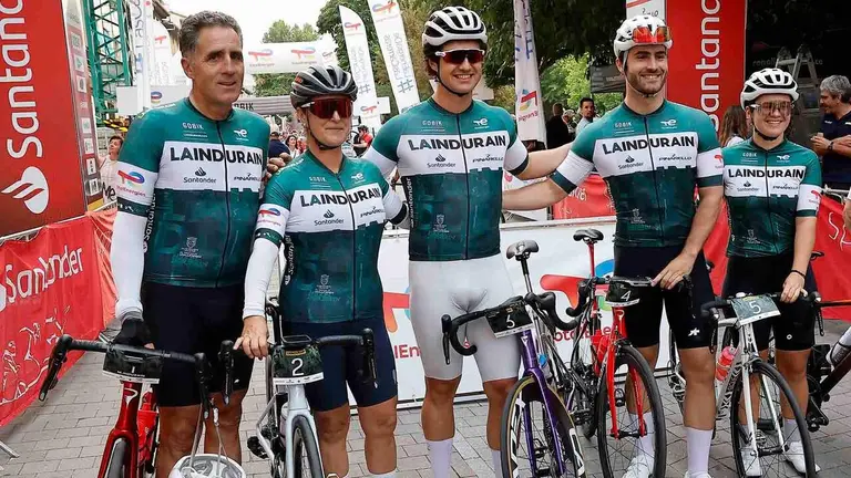 Miguel Indur&aacute;in, junto a su mujer Marisa y sus tres hijos, hace unos d&iacute;as en Villava. EFE/Villar L&oacute;pez