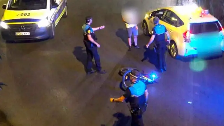 Agentes de la Polic&iacute;a Municipal de Pamplona en una intervenci&oacute;n. POLIC&Iacute;A MUNICIPAL DE PAMPLONA