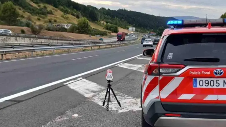 La Polic&iacute;a Foral detecta cinco conductores a gran velocidad en 40 minutos en la AP-15 en Zizur Mayor con un radar m&oacute;vil.